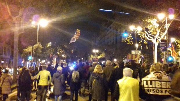 Unas 300 personas cortan la Diagonal y el paseo de Gracia pidiendo libertad para los presos sobenarinstas