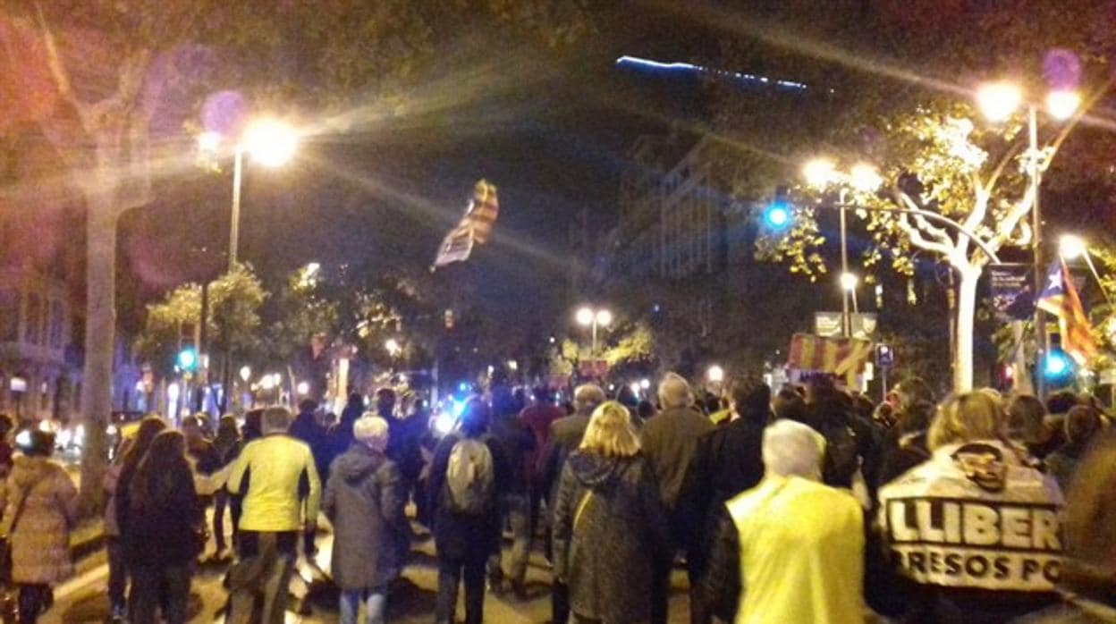 Manifestantes ilegales en el paseo de Gracia en Barcelona pidiendo la libertad para los presos políticos