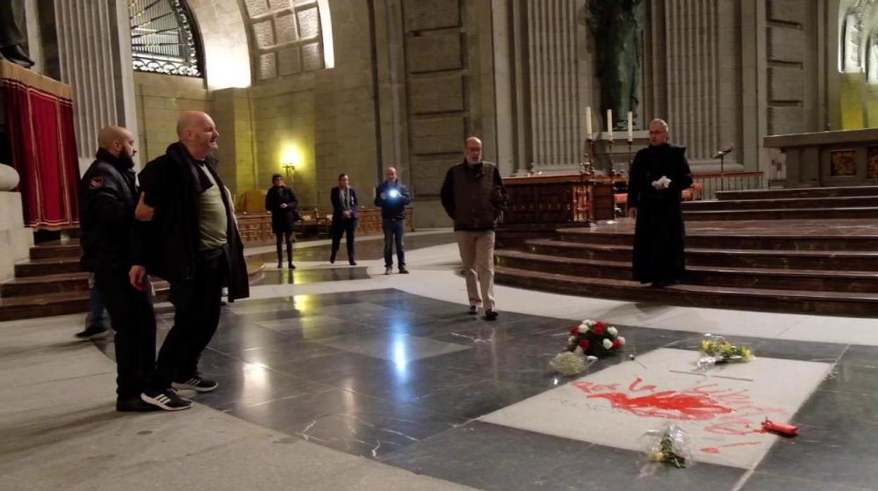 Momento de la detención del artista gallego