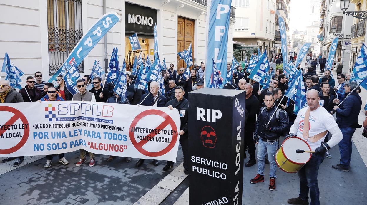 Manifestación de policías locales el pasado noviembre frente a las Cortes Valencianas