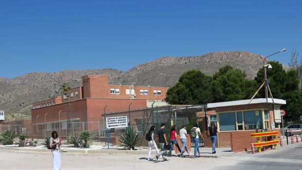 Una pelea entre internos en la prisión de Fontcalent acaba con un funcionario herido