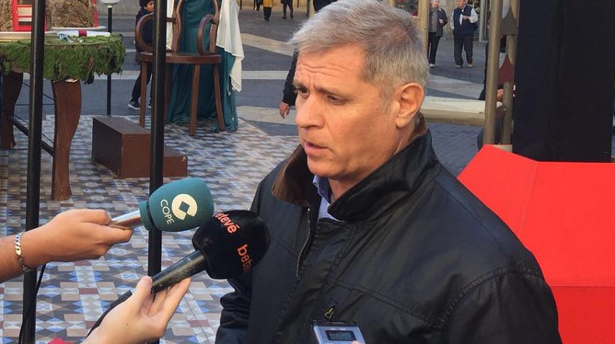 Alberto Fernández en la plaza San Jaime de Barcelona