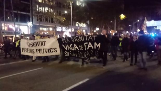 Miembros de un CDR manifestándose, hoy, por las calles de Barcelona