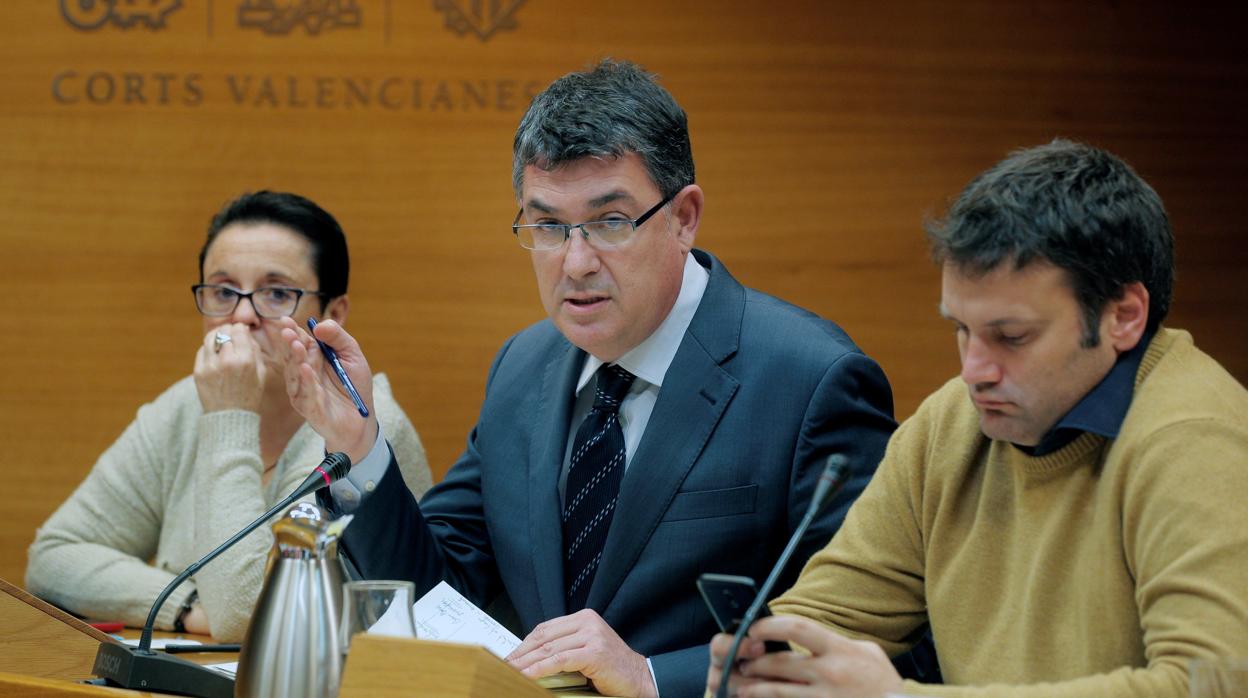 El presidente de Las Cortes, Enric Morera (C), entre otros, comparece en la comisión parlamentaria de investigación sobre la financiación electoral del PSPV-PSOE y el Bloc entre 2007 y 2008