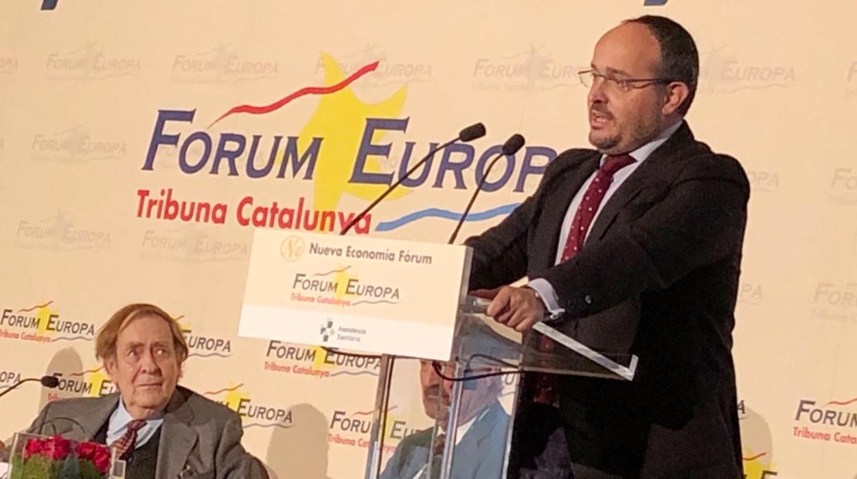 Alejandro Fernández, hoy en Barcelona, durante su conferencia, ante la atenta mirada de Ramón Tamames