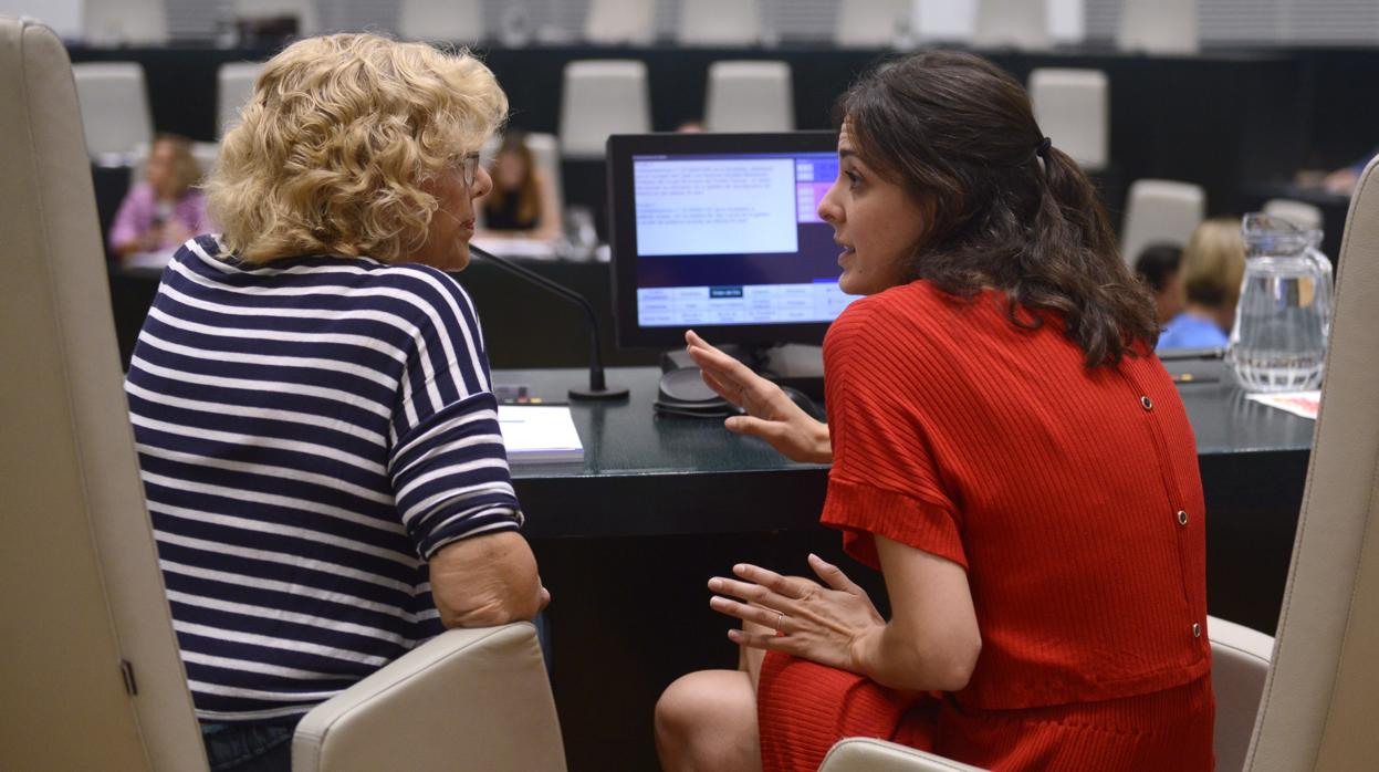 Manuela Carmena y Rita Maestre, durante un pleno del Ayuntamiento