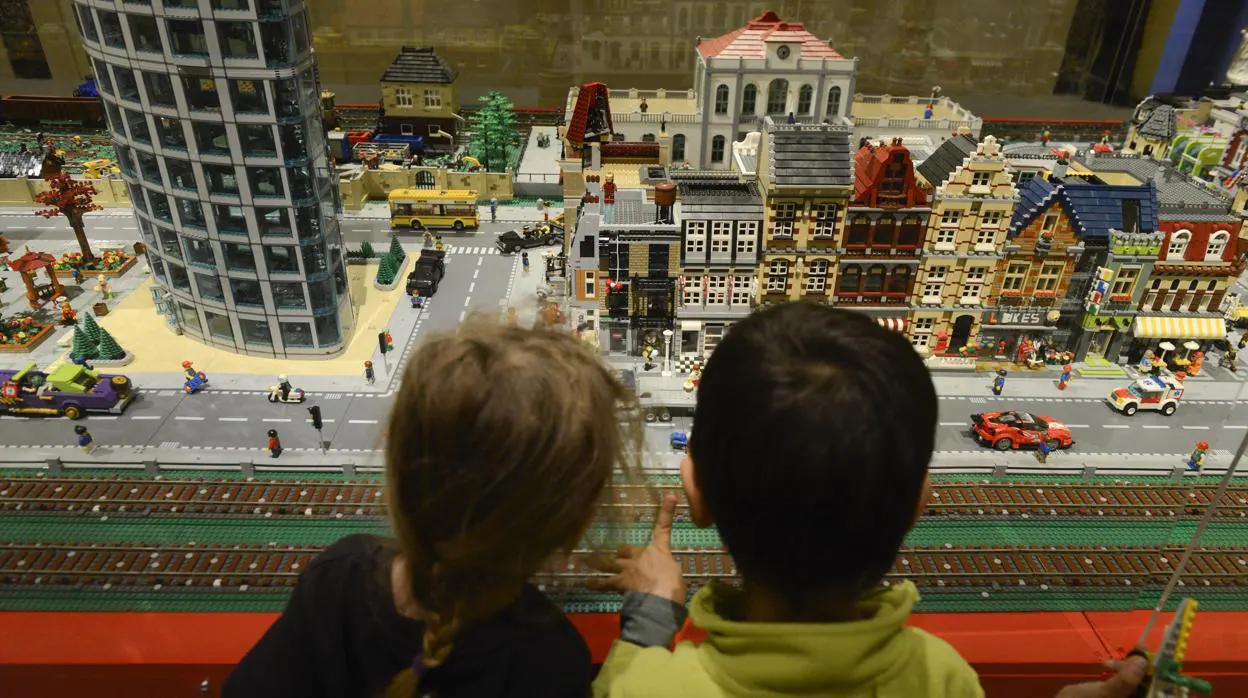 Dos niños miran con asombro los detalles que recrea la exposición «I love LEGO»
