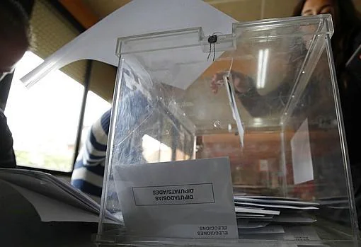 Imagen de archivo de unas urnas en un colegio electoral valenciano