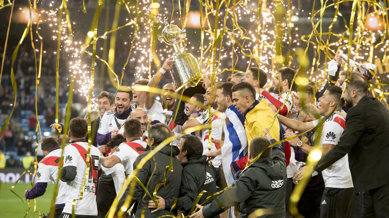 Los jugadores de River Plate celebran su victoria en el Bernabéu