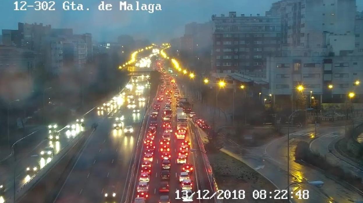 Atasco kilométrico junto a la glorieta de Málaga, en la avenida de Andalucía