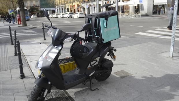 Un repartidor de Deliveroo denuncia a la empresa por echarle al trabajar también para Uber Eats