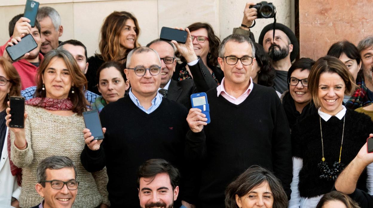 Periodistas del Diario de Mallorca se concentran a las puertas del diario como protesta por la incautación ayer del teléfono móvil de uno de sus redactores