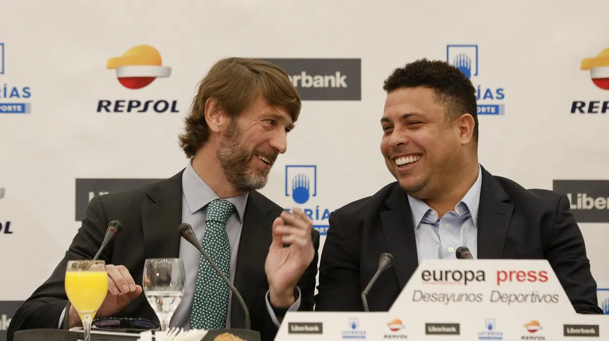 Ronaldo, máximo accionista del Real Valladolid, junto al presidente ejecutivo, Carlos Suárez