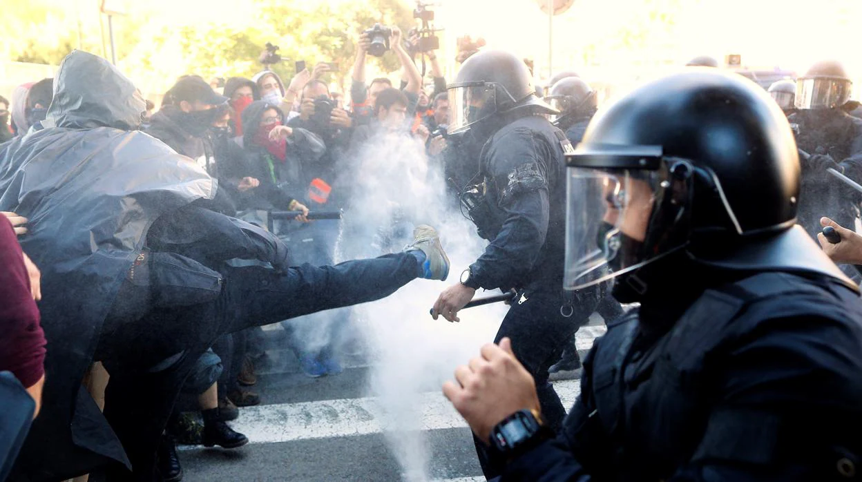 Los Mossos d'Esquadra cargando en Barcelona contra manifestantes de los Comités de Defensa de la República