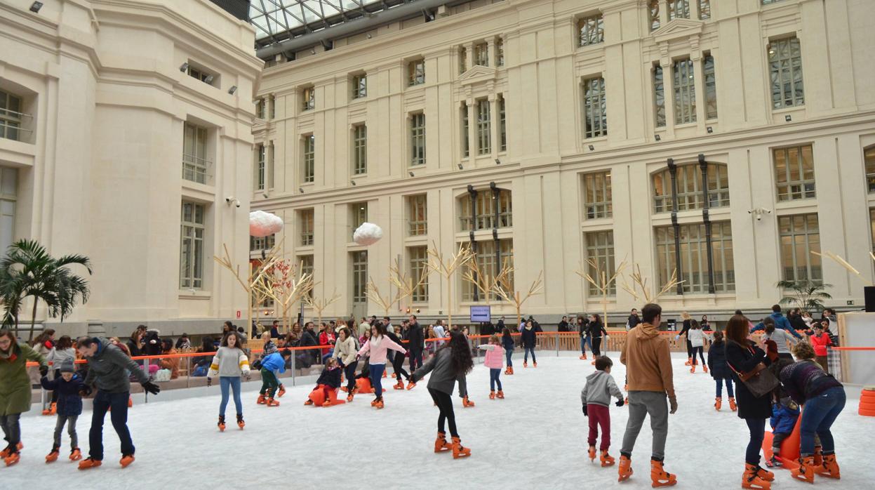 Pista de patinaje sobre hielo instalada el año pasado en Cibeles