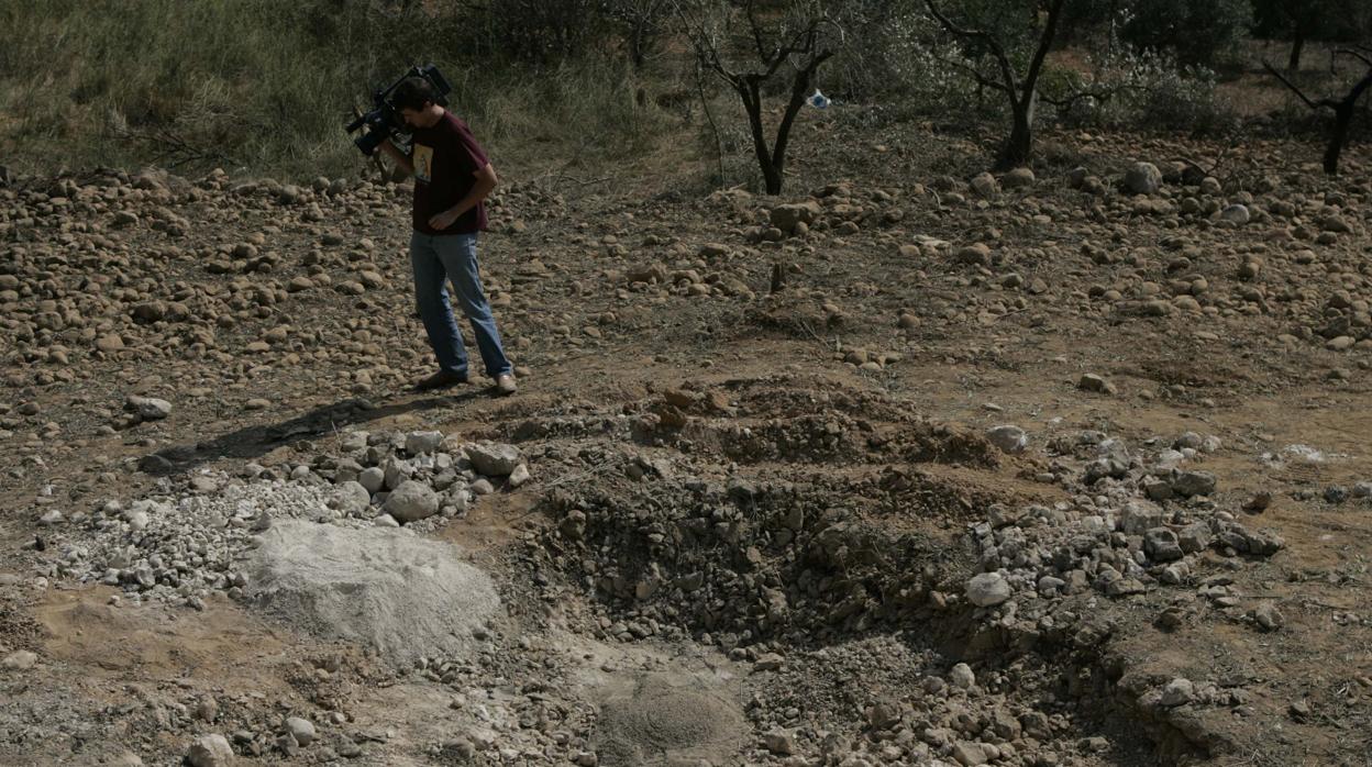 Imagen del cráter que dejó la explosión de la furgoneta bomba colocada por ETA