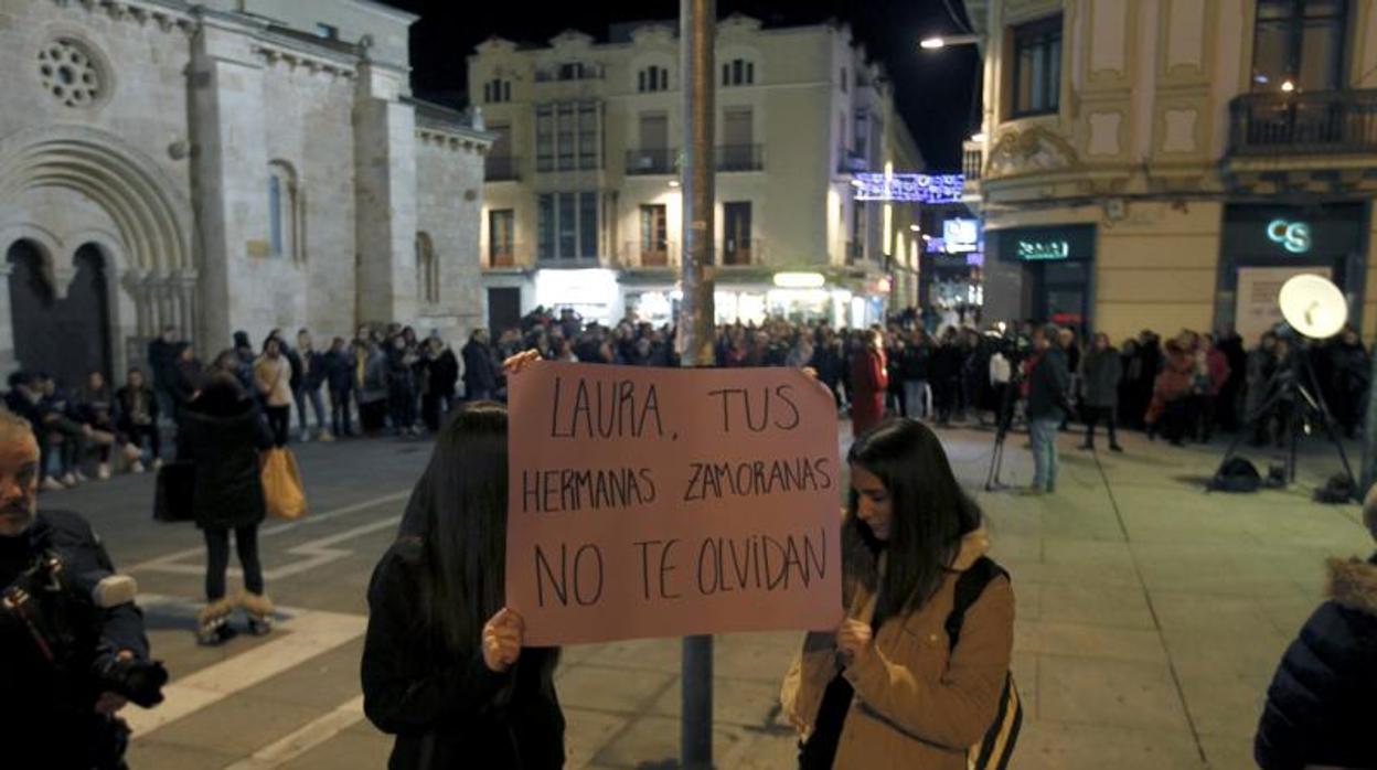 Concentración silenciosa en el centro de la capital zamorana por la muerte de Laura Luelmo