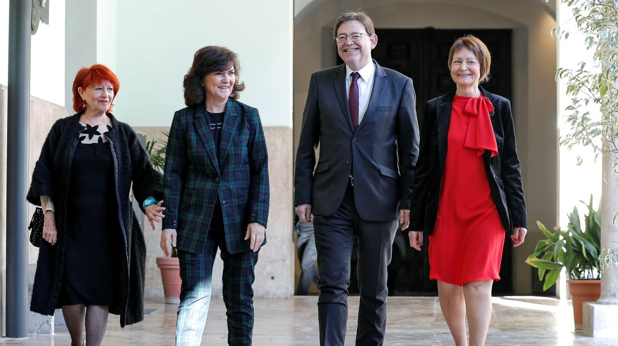 La vicepresidenta del Gobierno, Carmen Calvo (2i), junto al presidente Puig, la rectora Mavi Mestre (d) y la profesora de la Universita Julia Sevilla (i) este lunes en Valencia