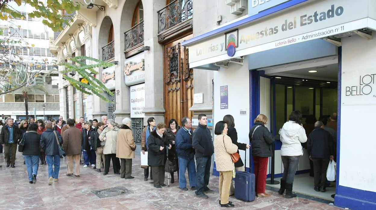 Imagen de archivo de un cola en una administración de lotería de Valencia