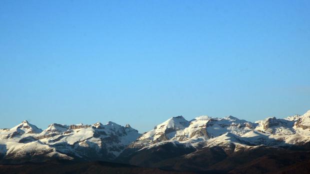 La falta de nieve pasa factura al Pirineo aragonés a las puertas de la Navidad