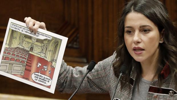 Arrimadas exhibe en el Parlament una viñeta de Nieto, dibujante de ABC