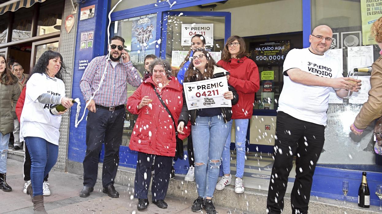 La administración nº 4 de Miranda de Ebro celebra el tercer premio de la Lotería de Navidad