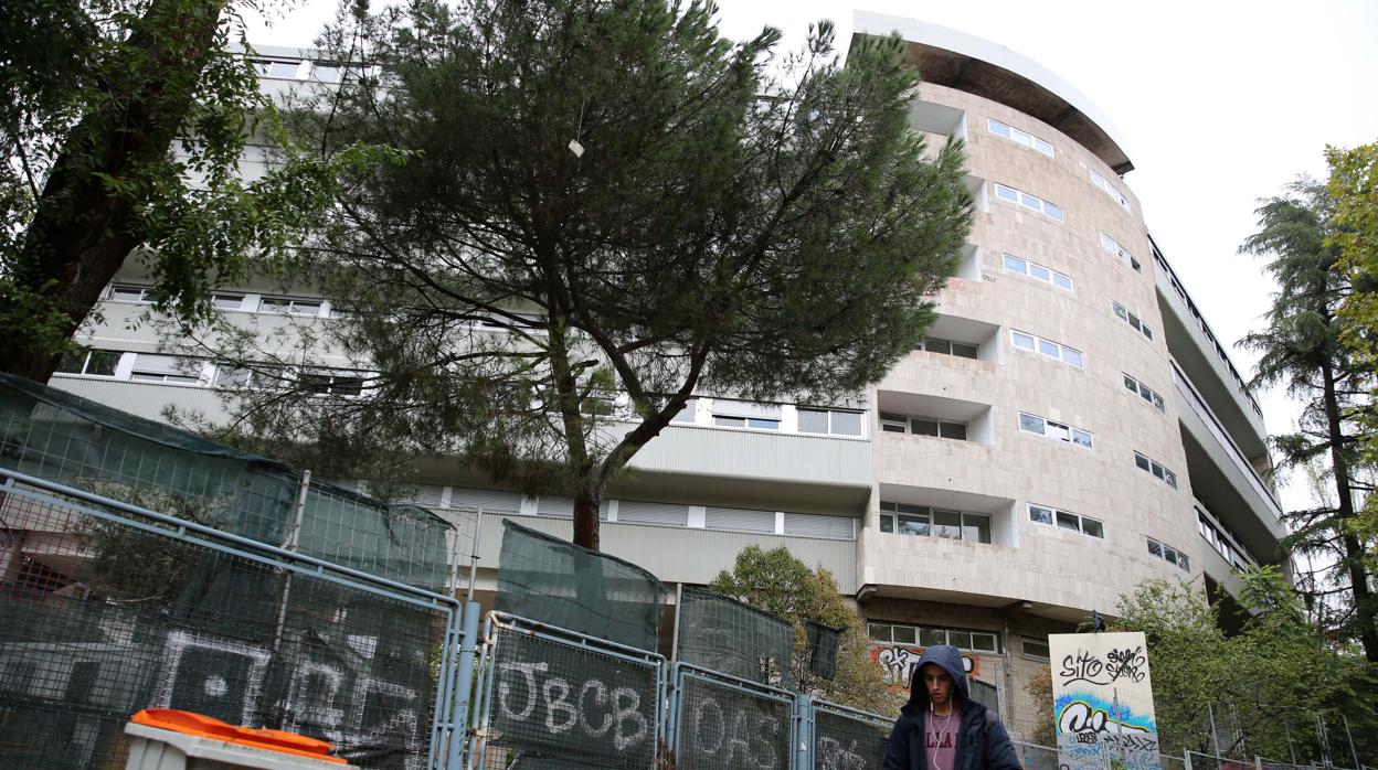 Exterior del Colegio Mayor San Juan Evangelista, «Johnny»