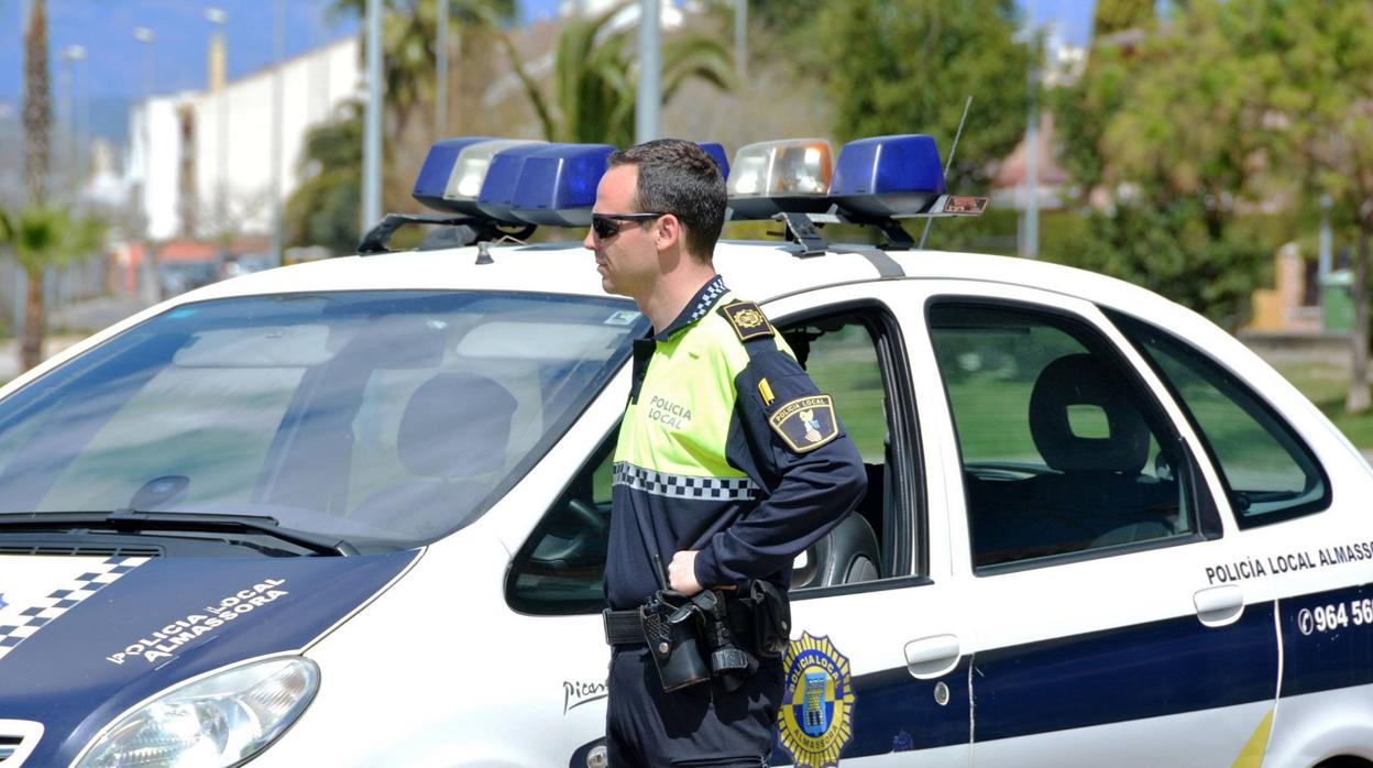 Imagen de archivo de un agente de la Policía Local de Almassora