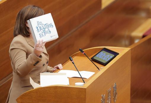 Isabel Bonig, con la caja de uvas y deseos durante su discurso