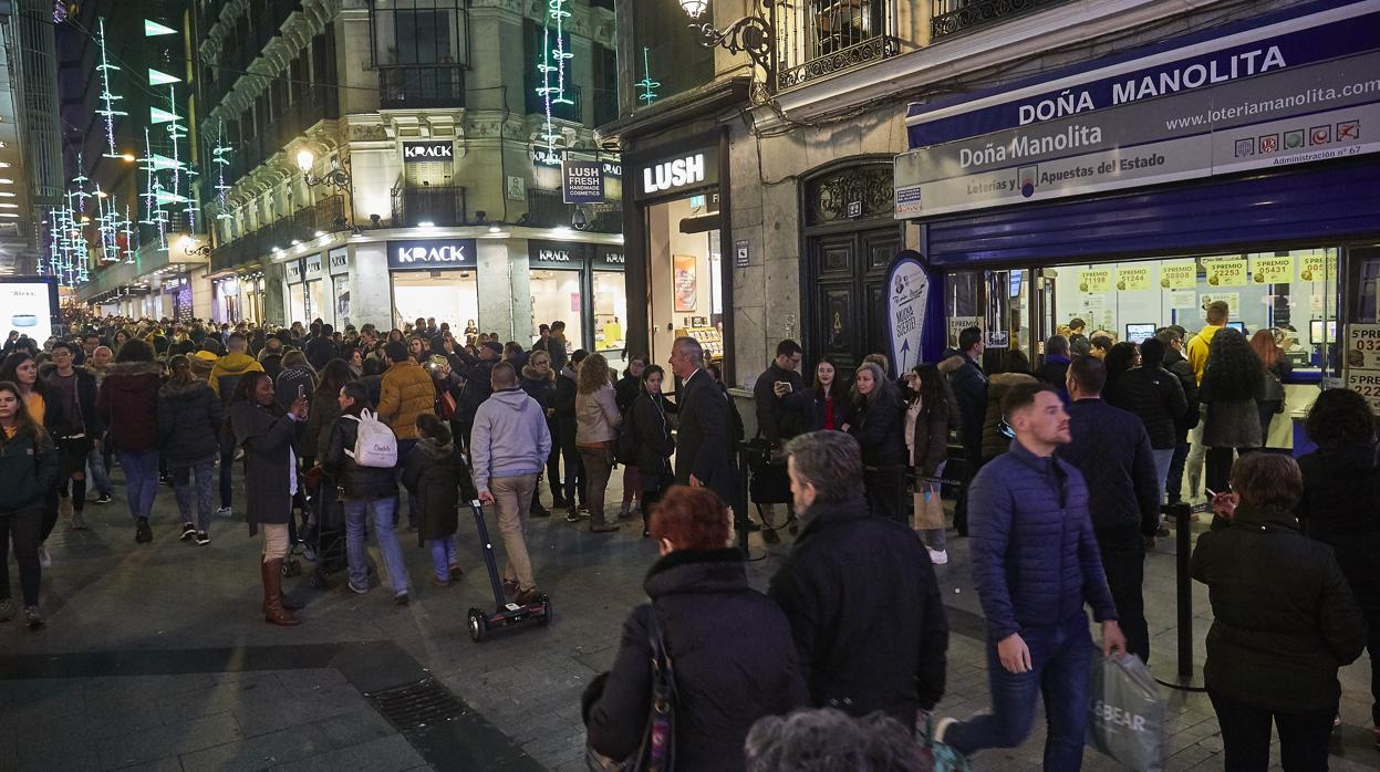 Largas colas a las puertas de Doña Manolita