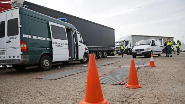 Muere un peatón de 41 años atropellado por un camión en el área de servicio de una autovía