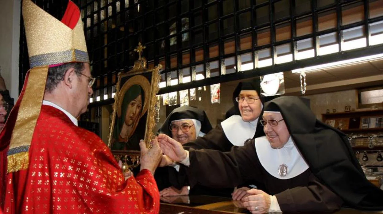 Monjas Clarisas junto a la reliquia de la Santa Faz, en imagen de archivo