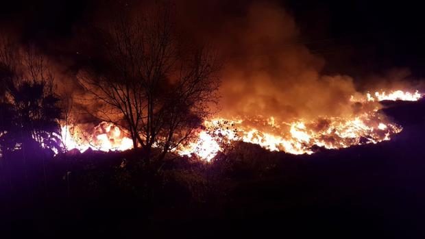 Un incendio de grandes dimensiones quema una fábrica abandonada en Sollana