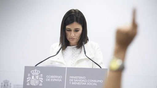 Carmen Montón comparece en la rueda de prensa en la que defendió su máster
