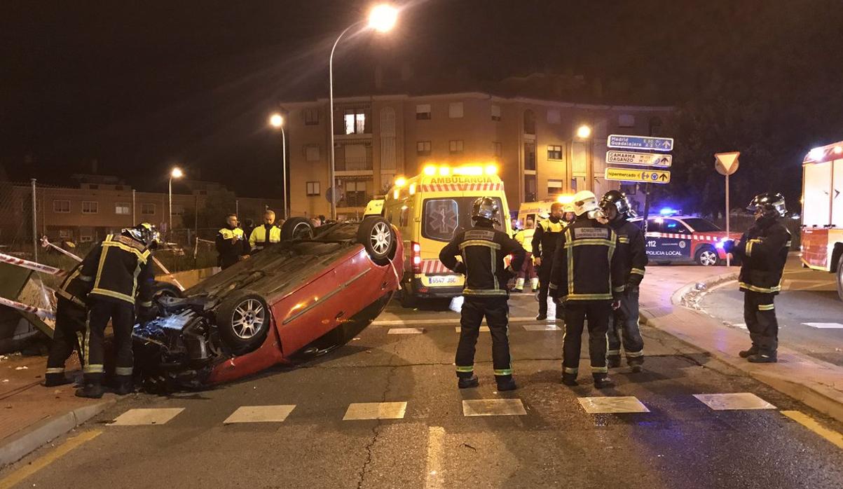 Un coche atropella en Alcalá a cuatro personas tras invadir la acera y chocar contra un semáforo