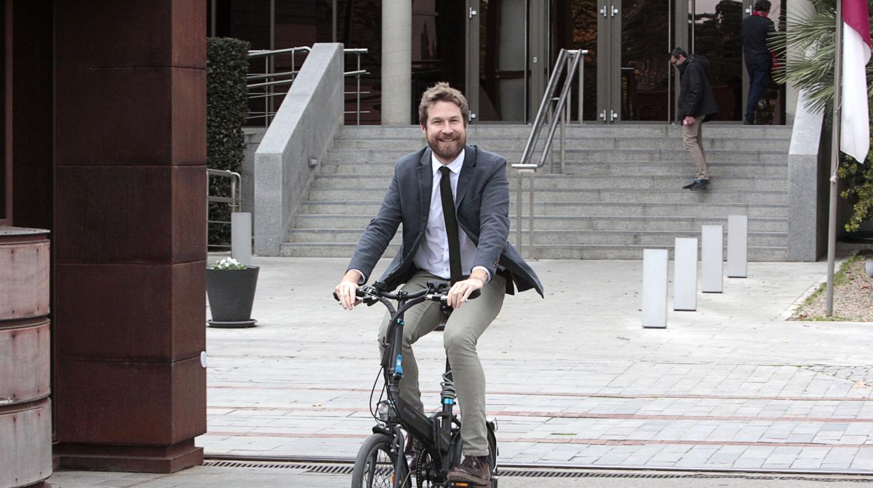 Javier Barrado, la pasada semana sobre una bicicleta, sale de la Consejería de Fomento, donde trabaja