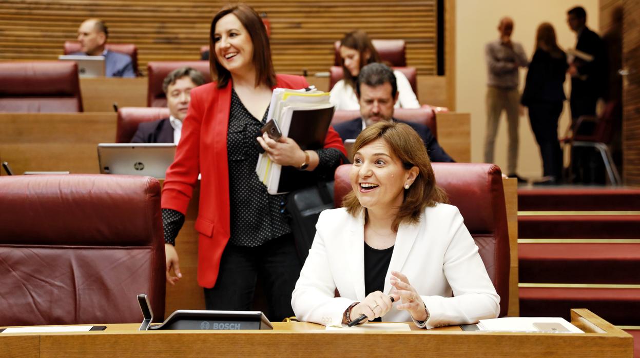 Isabel Bonig y María José Catalá, en las Cortes Valencianas