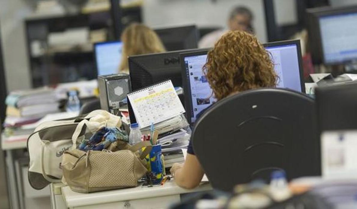 Una empleada pública de la Junta de Comunidades, durante su jornada de trabajo