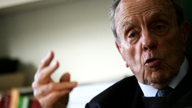 El senador que llamó «bocazas» a Pérez-Reverte pide ahora eliminar todas las calles dedicadas a Fraga