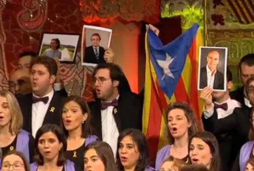 Miembros del Orfeó Català con «esteladas» y fotos de presos y fugados de la Justicia