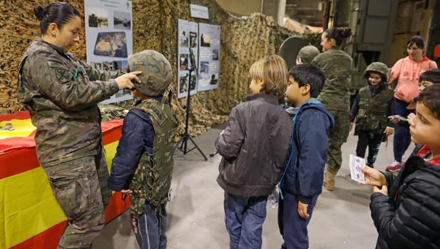 «Bobas, casposas y obsoletas»: la Generalitat defiende al Ejército de las críticas de los antimilitaristas