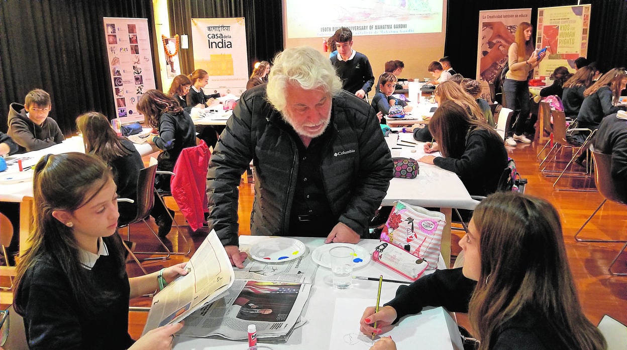 Cristóbal Gabarrón, en uno de los talleres impartidos por el artista en la Casa de La India de Valladolid