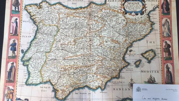 Ábalos regala al alcalde de Santa Cruz de Tenerife un mapa de 1626 en el que no figura Canarias