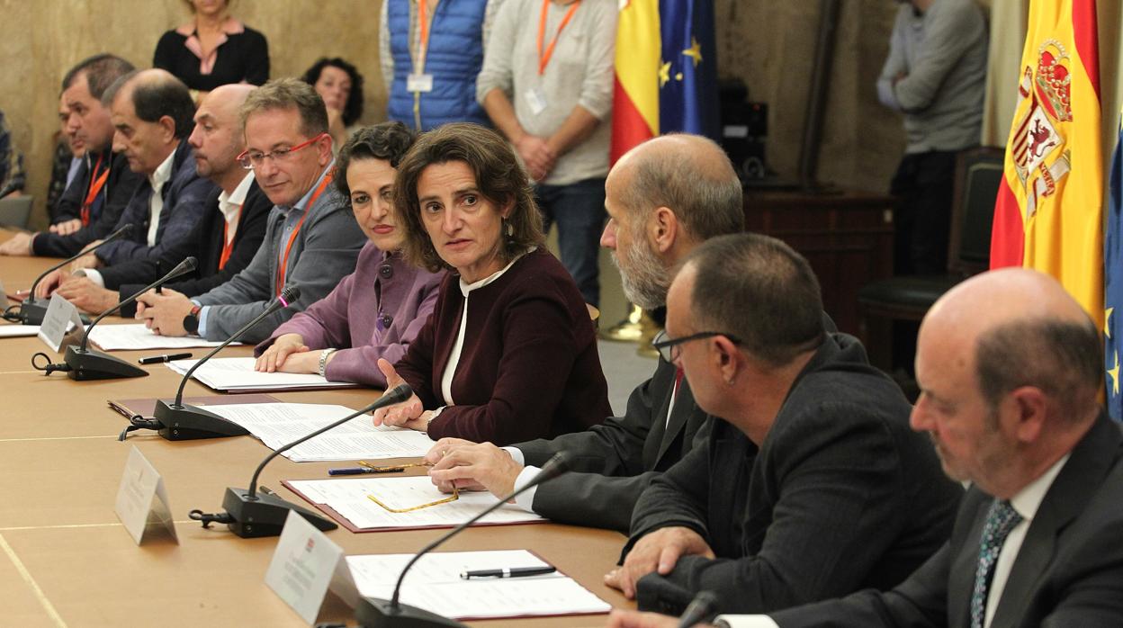 La ministra de Transición Ecológica, en la firma con sindicatos y patronal del plan de alternativas al carbón