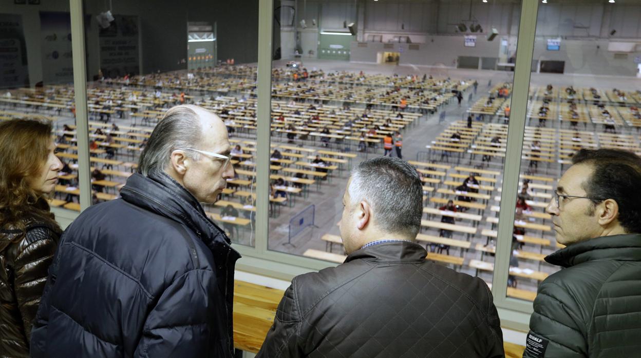 El conselleiro de Sanidade, Jesús Vázquez Almuíña, el pasado noviembre, durante los exámenes del Sergas en Silleda