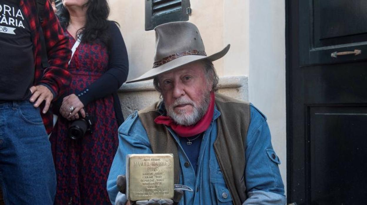 Günter Demnig, a la izquierda, instaló la semana pasada sus últimos «stolpersteine» en varias localidades de Mallorca y Menorca