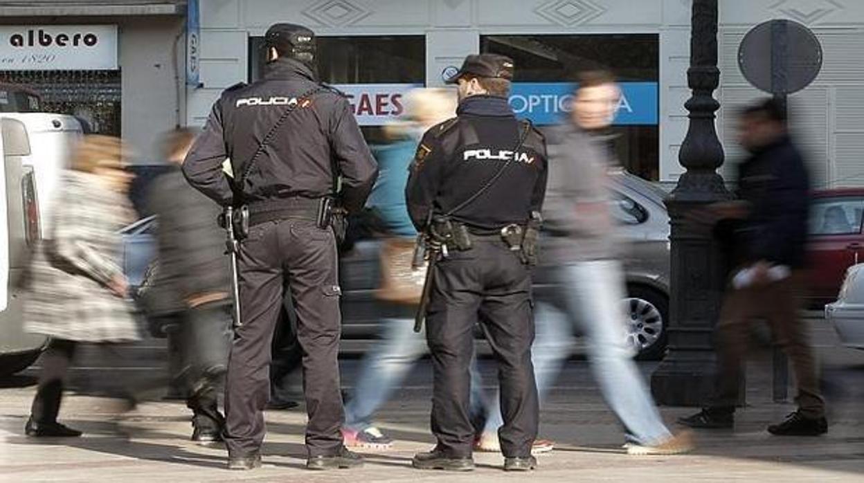 Imagen de dos agentes de la Policía Nacional tomada en el centro de Valencia