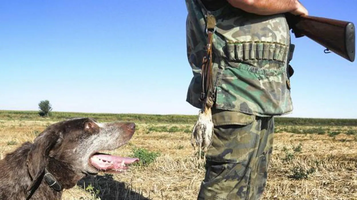 Un cazador junto a su perro durante la jornada de caza
