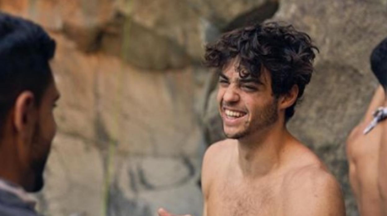 Noah Centineo saca pecho escalando en Canarias