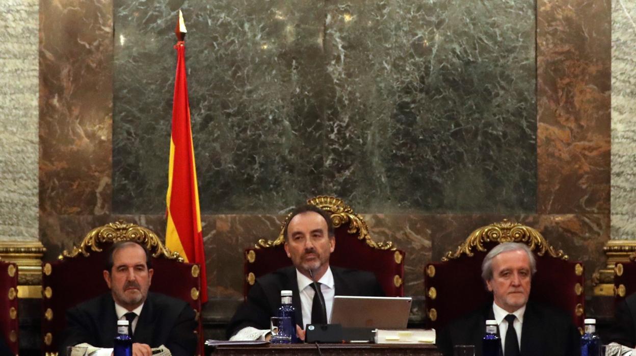 El presidente del tribunal del «procés», Manuel Marchena, acompañado por los magistrados Martínez Arrieta y Berdugo